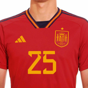/H/L/HL1970-25_camiseta-adidas-espana-ansu-fati-2022-2023-color-rojo_3_detalle-cuello-y-pecho-con-escudo.jpg