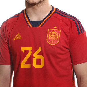 /H/L/HL1970-26_camiseta-adidas-espana-pedri-2022-2023-color-rojo_3_detalle-cuello-y-pecho-con-escudo.jpg