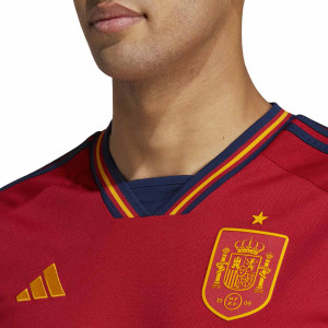 /H/L/HL1970_camiseta-adidas-espana-2022-2023-color-rojo_3_detalle-cuello-y-pecho-con-escudo.jpg