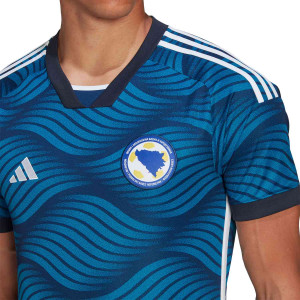 /H/N/HN8328_camiseta-adidas-bosnia-y-herzegovina-2022-2023-color-azul_3_detalle-cuello-y-pecho-con-escudo.jpg