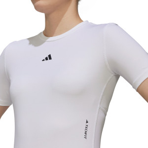 /H/N/HN9076_camiseta-adidas-techfit-mujer-training-color-blanco_3_detalle-cuello-y-pecho.jpg