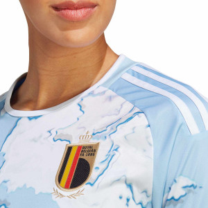 /H/S/HS9952_camiseta-adidas-2a-belgica-mujer-2023-color-z-azul-claro_3_detalle-cuello-y-pecho-con-escudo.jpg