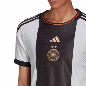 /H/T/HT4956_camiseta-adidas-alemania-mujer-2022-2023-color-blanco_3_detalle-cuello-y-pecho-con-escudo.jpg