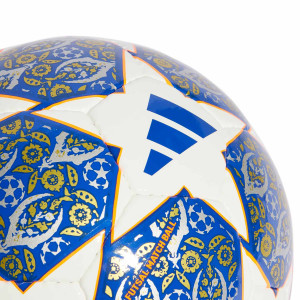 /H/U/HU1581-FUTS_balon-futsal-adidas-ucl-pro-sala-estambul-talla-62-cm-color-azul_3_detalle-logotipo.jpg