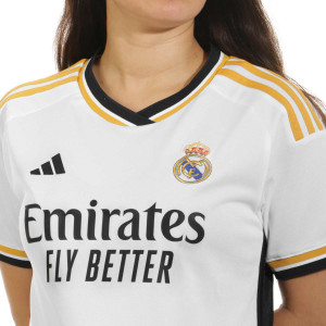 /I/B/IB0016_camiseta-adidas-real-madrid-mujer-2023-2024-color-blanco_3_detalle-cuello-y-pecho-con-escudo.jpg