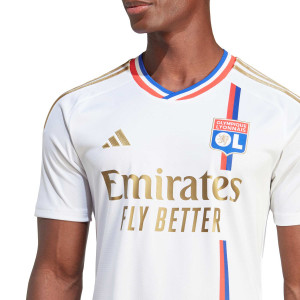 /I/B/IB0920_camiseta-adidas-olympique-lyon-2023-2024-color-blanco_3_detalle-cuello-y-pecho-con-escudo.jpg