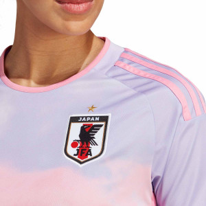 /I/B/IB1051_camiseta-adidas-2a-japon-mujer-2023-color-rosa_3_detalle-cuello-y-pecho-con-escudo.jpg