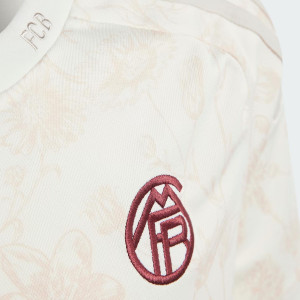 /I/B/IB1506_camiseta-adidas-3a-bayern-nino-2023-2024-color-blanco_3_detalle-cuello-y-pecho-con-escudo.jpg