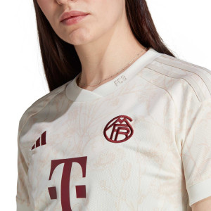 /I/B/IB1507_camiseta-adidas-3a-bayern-mujer-2023-2024-color-blanco_3_detalle-cuello-y-pecho-con-escudo.jpg