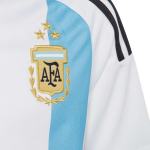 /I/B/IB3595_camiseta-adidas-argentina-nino-2023-3-estrellas-color-z-azul-claro-y-blanco_3_detalle-escudo.jpg