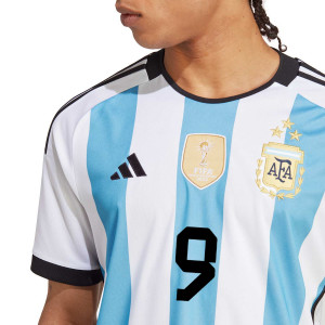 /I/B/IB3597-9_camiseta-adidas-argentina-3-estrellas-j--alvarez-color-azul-y-blanco_3_detalle-cuello-y-pecho-con-escudo.jpg