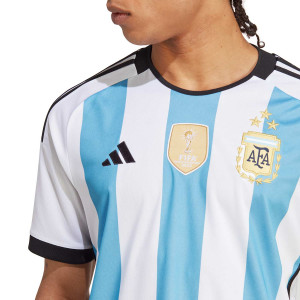 /I/B/IB3597_camiseta-adidas-argentina-2023-3-estrellas-color-z-azul-claro-y-blanco_3_detalle-cuello-y-pecho.jpg