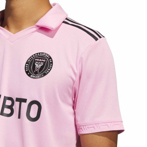 /I/B/IB5026_camiseta-adidas-inter-miami-cf-2023-2024-authentic-color-rosa_3_detalle-cuello-y-pecho-con-escudo.jpg