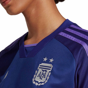 /I/C/IC9618_camiseta-adidas-2a-argentina-mujer-2022-2023-color-purpura_3_detalle-cuello-y-pecho-con-escudo.jpg