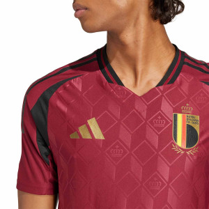 /I/M/IM8440_camiseta-adidas-belgica-autentica-2024-color-rojo_3_detalle-cuello-y-pecho-con-escudo.jpg