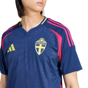 /I/N/IN1099_camiseta-adidas-2a-suecia-2024-color-azul_3_detalle-cuello-y-pecho-con-escudo.jpg