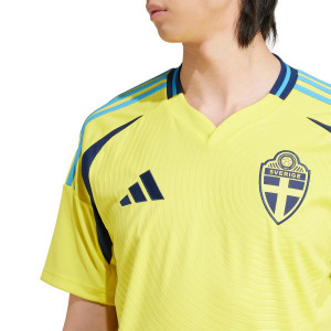 /I/N/IN1103_camiseta-adidas-suecia-2024-color-amarillo_3_detalle-cuello-y-pecho-con-escudo.jpg