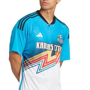 /I/N/IN4287_camiseta-adidas-3a-sporting-kansas-2024-color-blanco_3_detalle-cuello-y-pecho-con-escudo.jpg