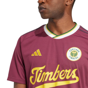 /I/N/IN4288_camiseta-adidas-3a-portland-timbers-2024-color-rojo_3_detalle-cuello-y-pecho-con-escudo.jpg