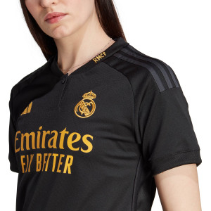/I/N/IN9843_camiseta-adidas-3a-real-madrid-mujer-2023-2024-color-negro_3_detalle-cuello-y-pecho-con-escudo.jpg