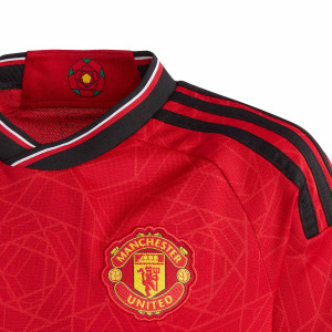 /I/P/IP1736_camiseta-adidas-united-nino-2023-2024-color-rojo_3_detalle-cuello-y-pecho-con-escudo.jpg