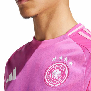 /I/P/IP8158-06KMCH.A_camiseta-adidas-2a-alemania-kimmich-2024-color-rosa_3_detalle-cuello-y-pecho-con-escudo.jpg