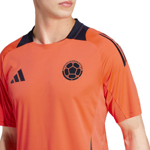 /I/P/IP8290_camiseta-adidas-colombia-entrenamiento-color-rojo_3_detalle-cuello-y-pecho.jpg