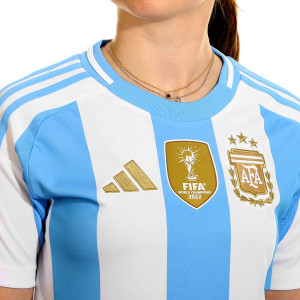/I/P/IP8386_camiseta-adidas-argentina--mujer-2024-color-blanco-y-azul_3_detalle-cuello-y-pecho-con-escudo.jpg
