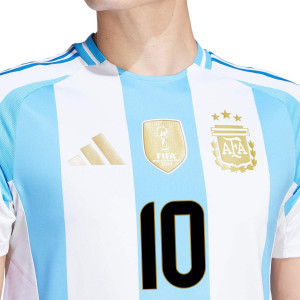 /I/P/IP8388-10_camiseta-adidas-argentina-authentic-2024-messi-10-color-blanco-y-azul_3_detalle-cuello-y-pecho-con-escudo.jpg