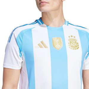/I/P/IP8388_camiseta-adidas-argentina-autentica-2024-color-blanco-y-azul_3_detalle-cuello-y-pecho-con-escudo.jpg