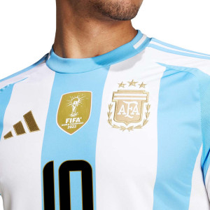 /I/P/IP8409-10_camiseta-adidas-argentina-2024-messi-10-color-blanco-y-azul_3_detalle-cuello-y-pecho-con-escudo.jpg