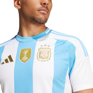/I/P/IP8409_camiseta-adidas-argentina-2024-color-blanco-y-azul_3_detalle-cuello-y-pecho-con-escudo.jpg
