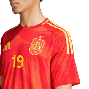 /I/P/IP9331-19_camiseta-adidas-espana-lamine-yamal-2024-color-rojo_3_detalle-cuello-y-pecho-con-escudo.jpg
