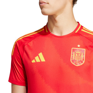 /I/P/IP9333_camiseta-adidas-espana-autentica-2024-color-rojo_3_detalle-cuello-y-pecho-con-escudo.jpg