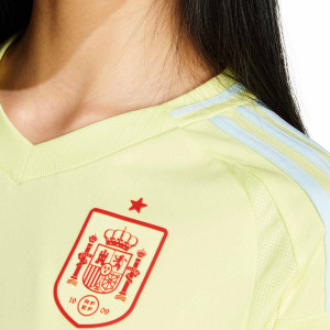/I/P/IP9340-17WLLM.A_camiseta-adidas-2a-espana-mujer-nico-williams-2024-color-amarillo_3_detalle-cuello-y-pecho-con-escudo.jpg