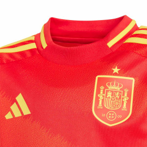 /I/P/IP9350_uniforme-adidas-espana-nino-2024-color-rojo_3_detalle-cuello-y-pecho-con-escudo.jpg