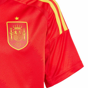 /I/P/IP9351-19_camiseta-adidas-espana-nino-lamine-yamal-2024-color-rojo_3_detalle-cuello-y-pecho-con-escudo.jpg