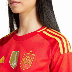 /I/P/IP9352_camiseta-adidas-espana-mujer-2024-color-rojo_3_detalle-cuello-y-pecho-con-escudo.jpg