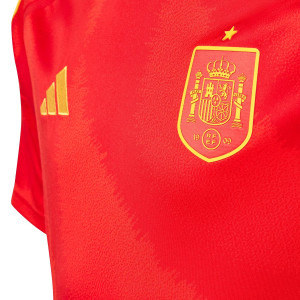 /I/P/IP9358_uniforme-adidas-espana-nino-2024-color-rojo_3_detalle-cuello-y-pecho-con-escudo.jpg