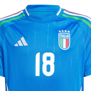 /I/Q/IQ0496-18_camiseta-adidas-italia-barella-nino-2024-color-azul_3_detalle-cuello-y-pecho-con-escudo.jpg