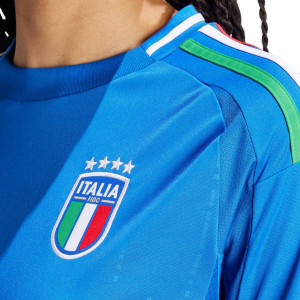 /I/Q/IQ0497_camiseta-adidas-italia-mujer-2024-color-azul_3_detalle-cuello-y-pecho-con-escudo.jpg