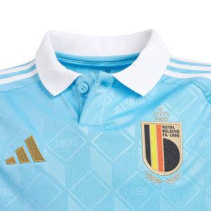 /I/Q/IQ0763_camiseta-adidas-2a-belgica-nino-2024-color-azul_3_detalle-cuello-y-pecho-con-escudo.jpg