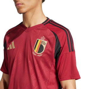 /I/Q/IQ0769_camiseta-adidas-belgica-2024-color-rojo_3_detalle-cuello-y-pecho-con-escudo.jpg