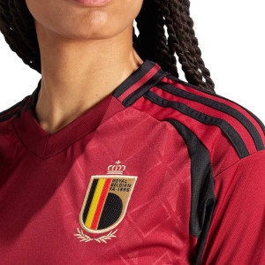 /I/Q/IQ0774_camiseta-adidas-belgica-mujer-2024-color-rojo_3_detalle-cuello-y-pecho-con-escudo.jpg