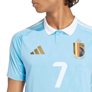 /I/Q/IQ0776-7_camiseta-adidas-2a-belgica-autentica-2024-de-bruyne-7-color-azul_3_detalle-cuello-y-pecho-con-escudo.jpg