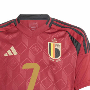 /I/Q/IQ0777-7_camiseta-adidas-belgica-nino-2024-de-bruyne-7-color-rojo_3_detalle-cuello-y-pecho-con-escudo.jpg