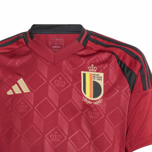/I/Q/IQ0777_camiseta-adidas-belgica-nino-2024-color-rojo_3_detalle-cuello-y-pecho-con-escudo.jpg