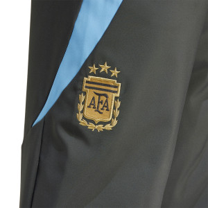 /I/Q/IQ0804_pantalon-chandal-adidas-argentina-pre-match-color-negro_3_detalle-escudo.jpg