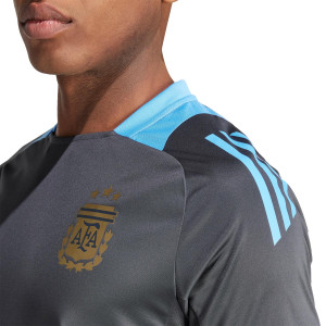 /I/Q/IQ0815_camiseta-adidas-argentina-entrenamiento-color-negro_3_detalle-cuello-y-pecho.jpg