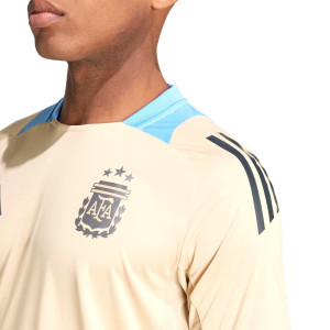 /I/Q/IQ0816_camiseta-adidas-argentina-entrenamiento-color-marron_3_detalle-cuello-y-pecho.jpg